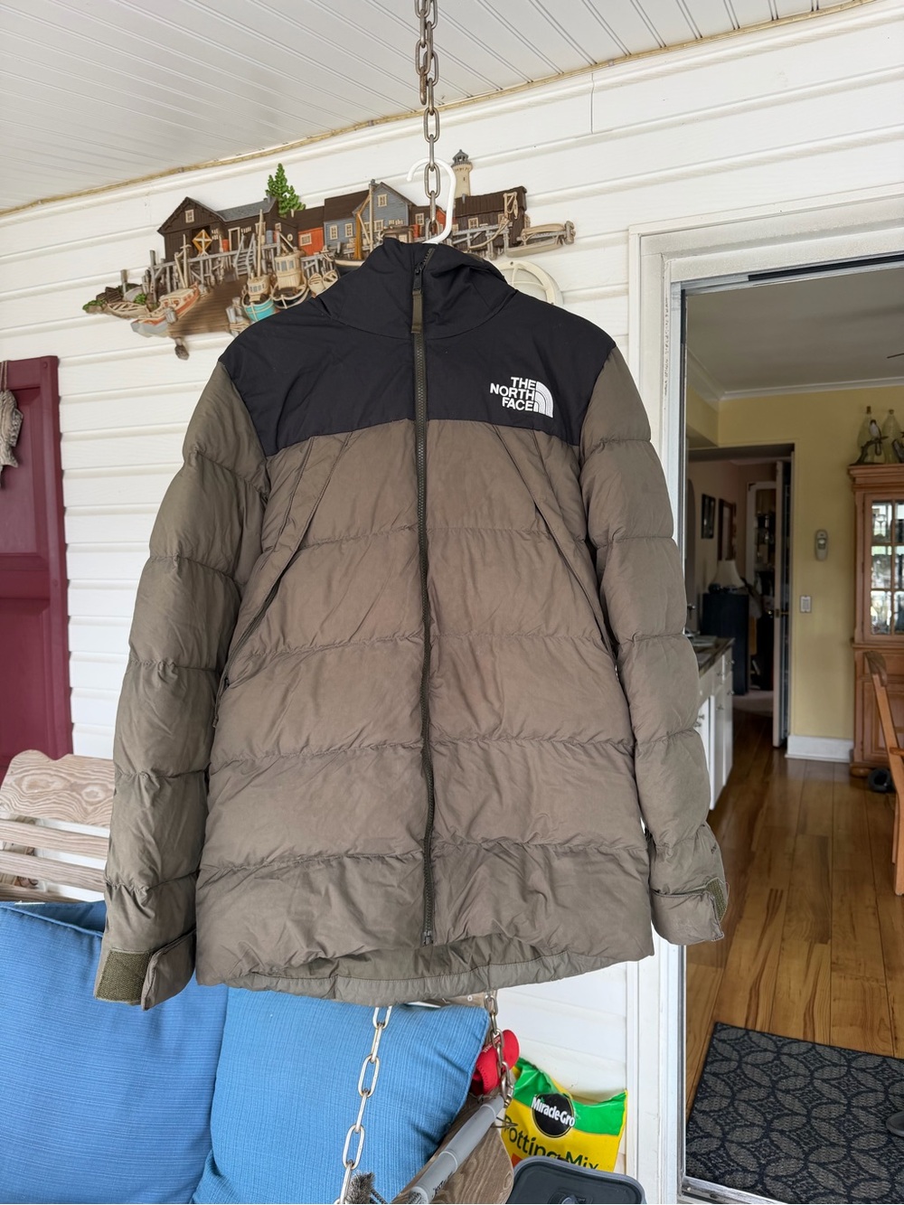 The North Face Men's olive & Black Insulated Puffer Jacket